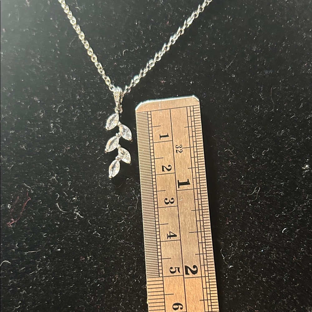 Elegant Silver Leaf Pendant Necklace - Picture 2 of 4